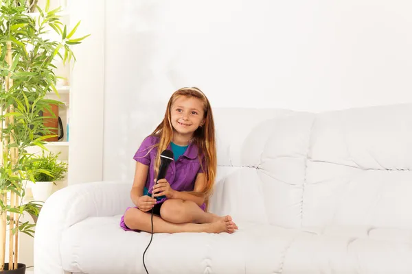 Menina cantando em casa — Fotografia de Stock