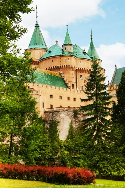 Bojnice castillo vista jardín — Foto de Stock
