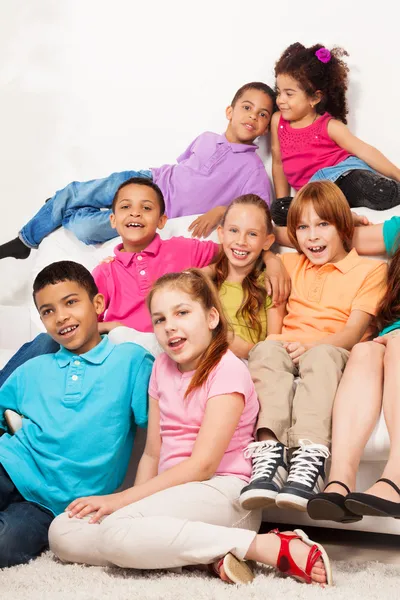 I bambini si divertono come gruppo di amici — Foto Stock