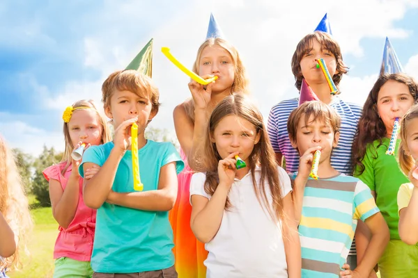 Muitas crianças na festa de aniversário — Fotografia de Stock