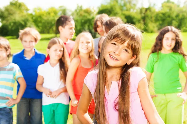 Glad tjej och hennes vänner — Stockfoto