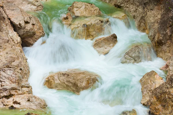 Nahaufnahme des Flusses in waterfal — Stockfoto