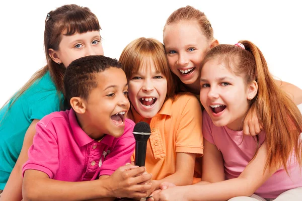 Porträt von Kindern, die gemeinsam singen — Stockfoto