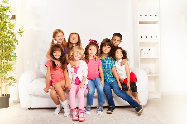 Группа счастливых обнимающих детей дома — стоковое фото