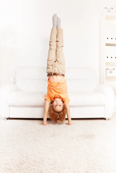 Boy standing on hands — Stock Photo, Image