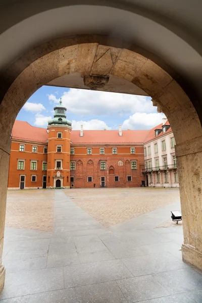 Arc of the gates to Royal Castle, Warsaw — Stock Photo, Image