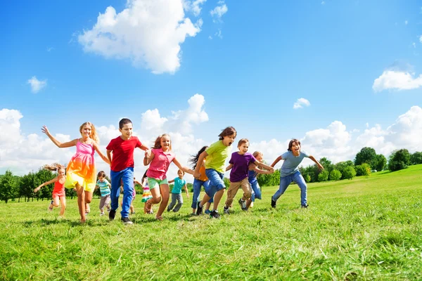 Many kids running in the field — Stock Photo, Image