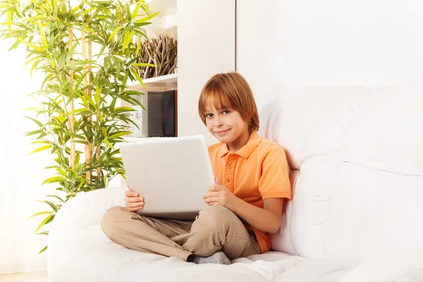 Sorrindo menino inteligente com laptop — Fotografia de Stock