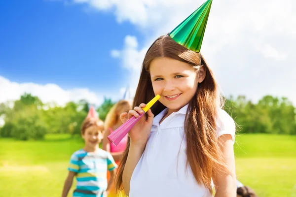 Gelukkig lachend meisje op verjaardagspartij — Stockfoto
