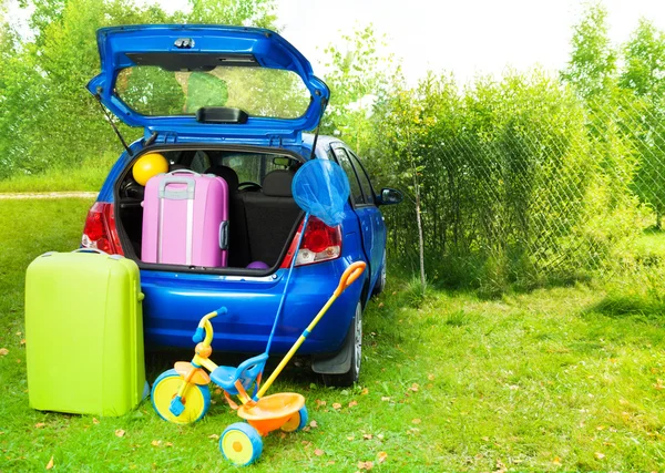 Imballaggio di una macchina per il viaggio con i bambini — Foto Stock