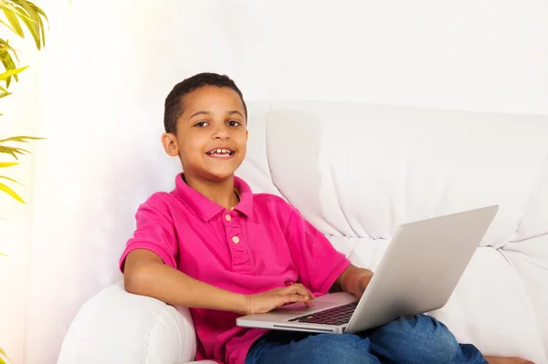 Niño inteligente con portátil —  Fotos de Stock