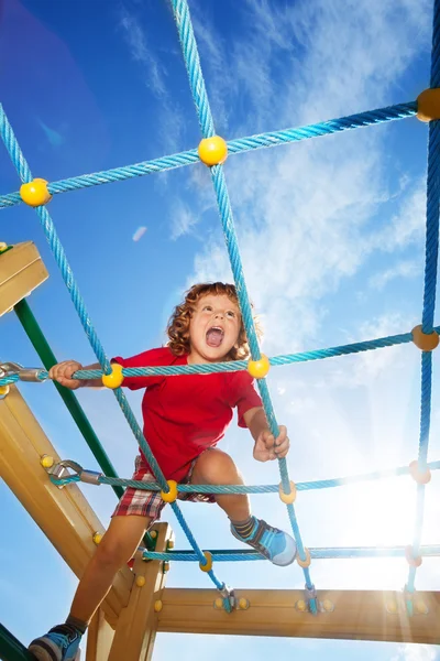 Schreeuwen plezier expressie van jongen op speelplaats — Stockfoto