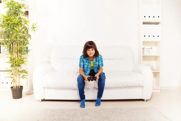 Jongen spelen videogame — Stockfoto