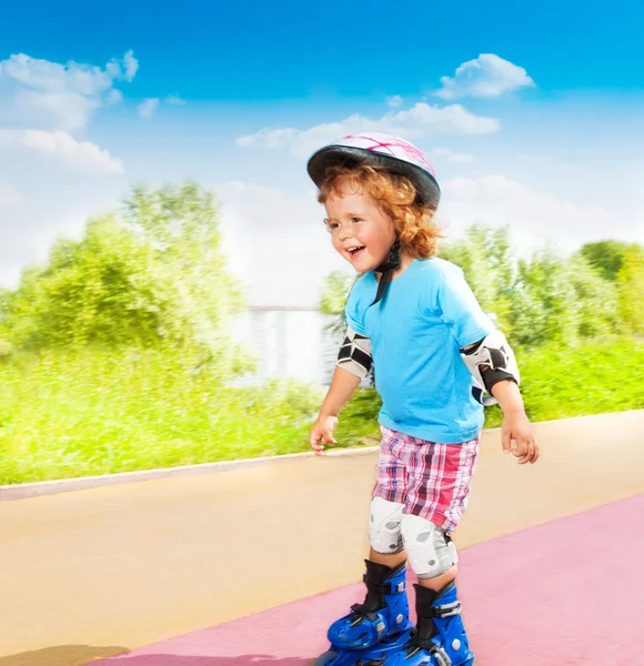 Glad liten pojke skridskor neråt — Stockfoto