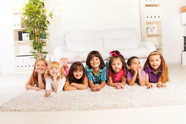 Šťastné děti na podlaze — Stock fotografie