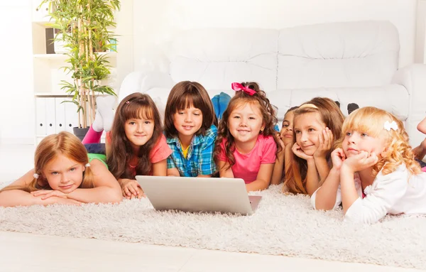Crianças no chão com laptop — Fotografia de Stock