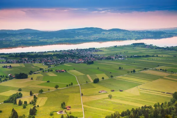 Jezioro i wieś zachód panorama — Zdjęcie stockowe