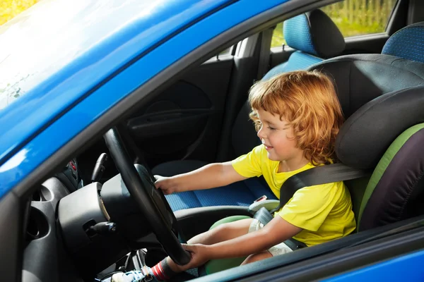 Fingiendo ser un chico grande conduciendo — Foto de Stock