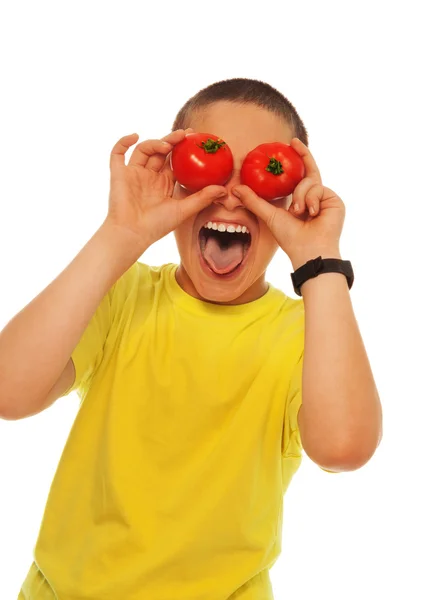 Сумасшедший мальчик с помидорами — стоковое фото