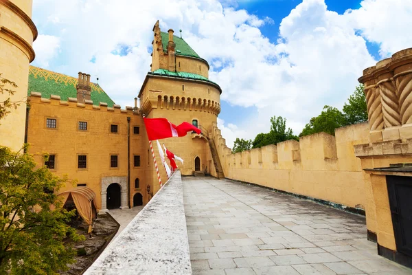 BOJNICE kasteel vlag op de muur — Stockfoto
