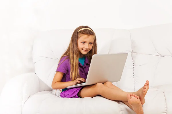 Girl with laptop on couch — Stock Photo, Image
