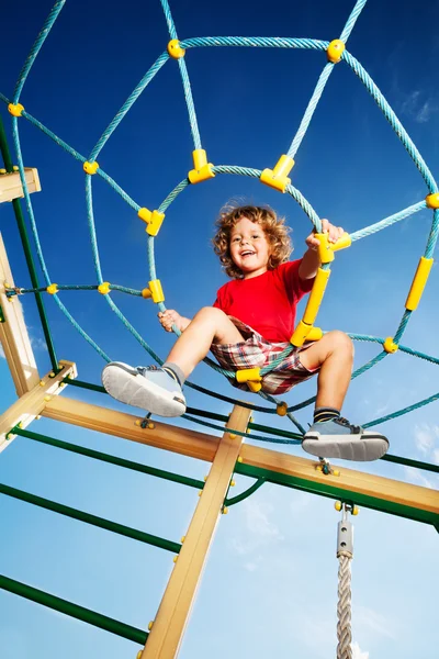 Ik heb beklommen op de top van de speelplaats — Stockfoto