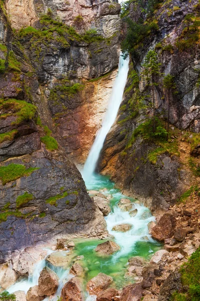 Cascada en el río de montaña —  Fotos de Stock