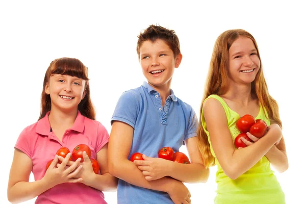 Група дітей хлопчик і дівчатка тримають свіжі стиглі помідори — стокове фото