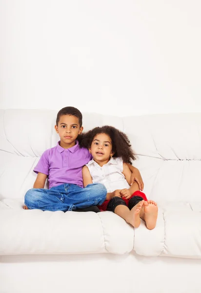 Kakak dan adik di sofa — Stok Foto