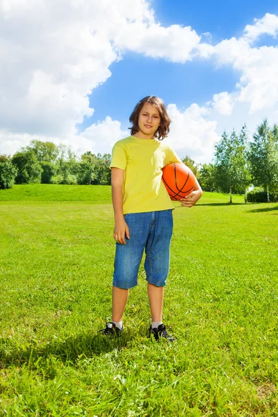 外のバスケット ボールの少年 — ストック写真