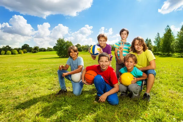 Счастливые активные дети — стоковое фото