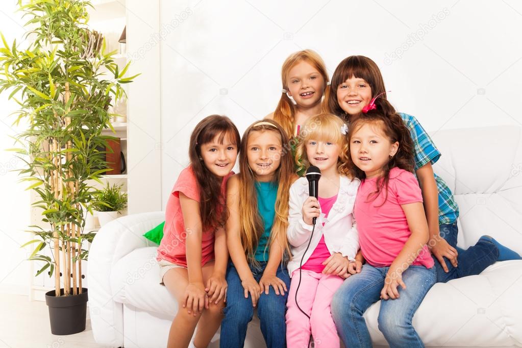 Veel kinderen zingen — stockfoto © serrnovik #32011035 Kleine kinderen woonkamer