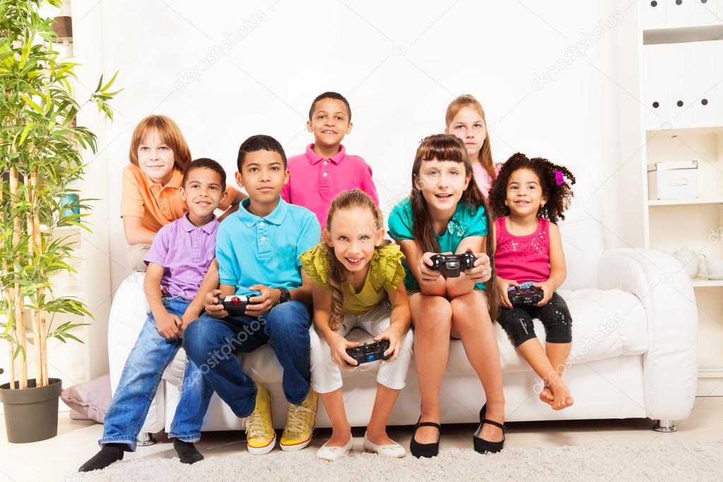 Amigos alegres vencendo a competição de videogames no console