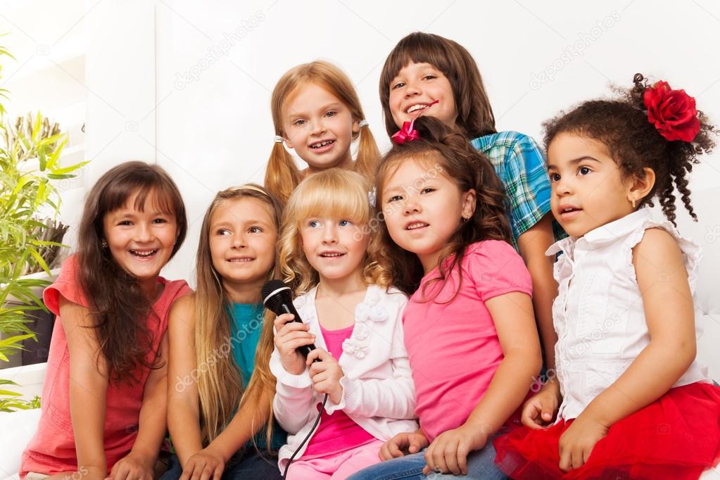 Koor van kinderen zingen — stockfoto © serrnovik #32012171 Kleine kinderen woonkamer