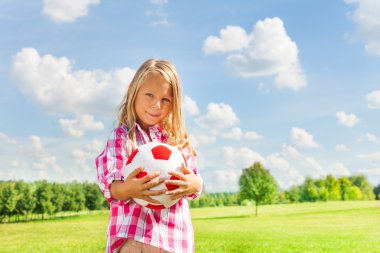 topu ile sarışın kız