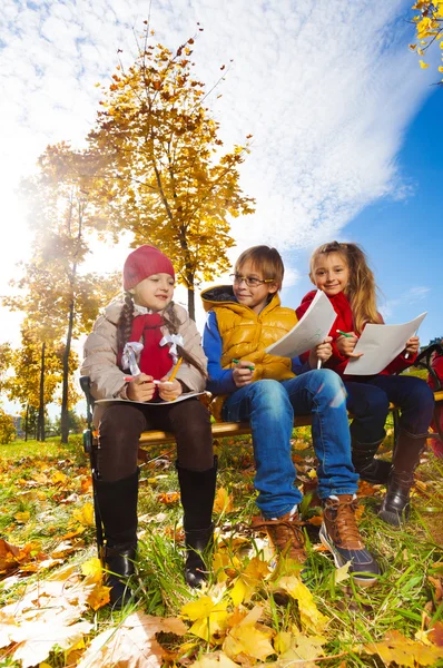 Grupo sonriendo niños felices — Foto de Stock