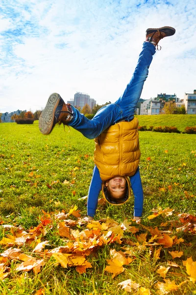 Boy standing on hands — Stock Photo, Image