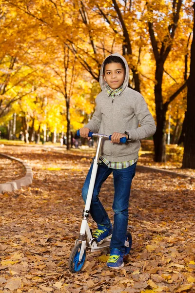 Niño con scooter —  Fotos de Stock