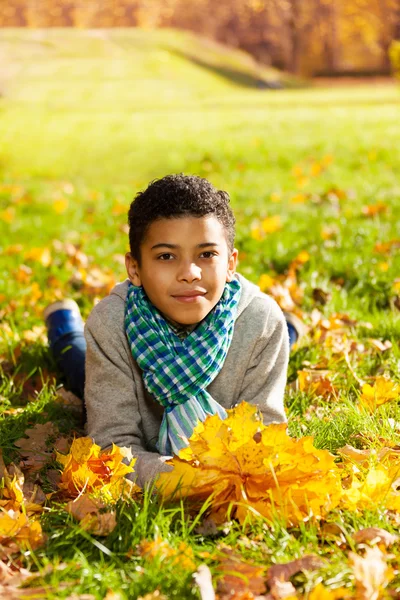 Ragazzo nel parco autunnale — Foto Stock