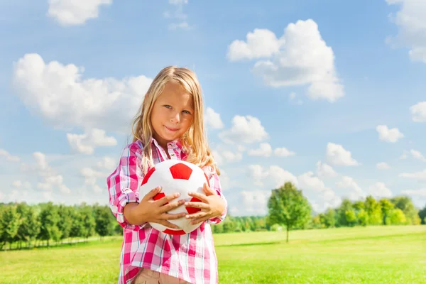 Menina loira com bola — Fotografia de Stock