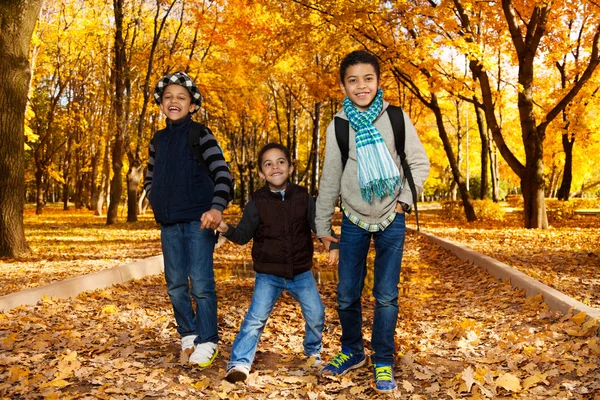 Üç mutlu, siyah çocuklar gülüyor — Stok fotoğraf