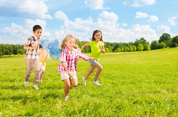 Kids chasing butterfly — Stock Photo, Image