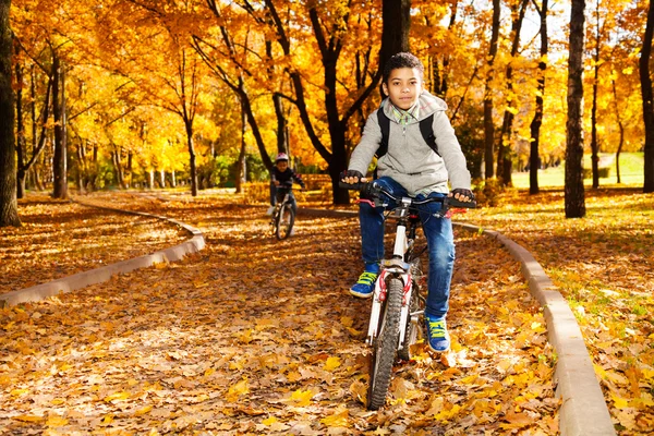 Menino no parque de outono — Fotografia de Stock