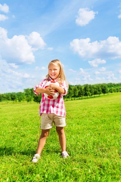 Menina segurando bola de futebol — Fotografia de Stock