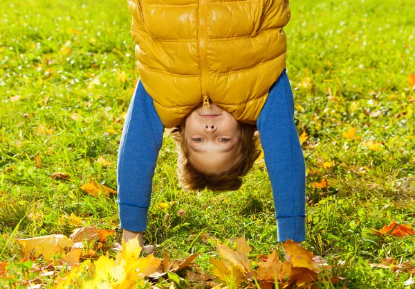 Boy stands on hands — Stock Photo, Image