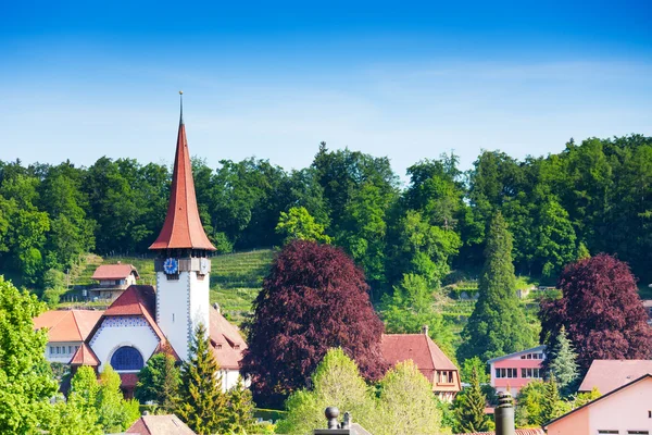 Pequena igreja na aldeia de Spiez — Fotografia de Stock