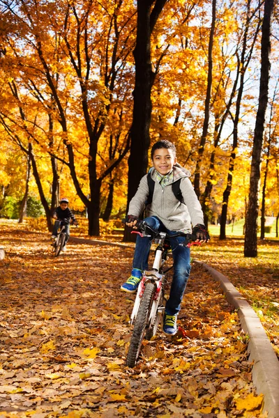 Garçon dans le parc d'automne — Photo