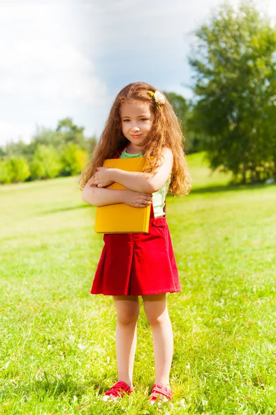 LIttle ragazza con libri nel parco — Foto Stock