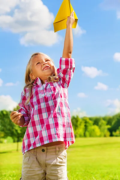 Kind met papier vliegtuig — Stockfoto