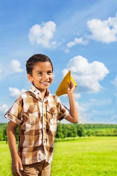 Ragazzo felice con aereo di carta — Foto Stock